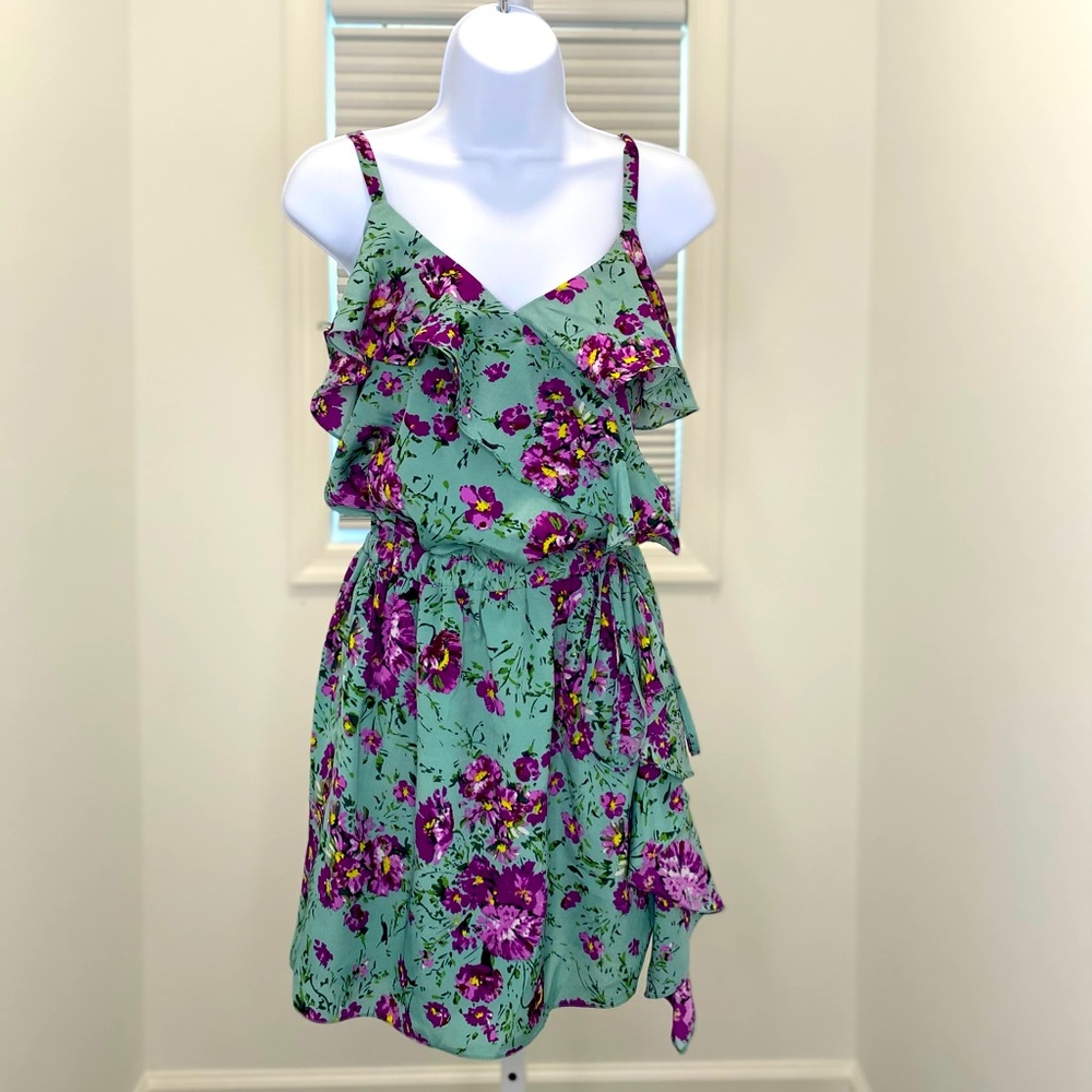 Beautiful floral dress, size xs. Adjustable tie at waist and side zipper.